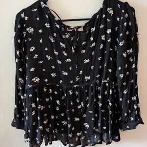 🩷5 for $50🩷 Black & Cream Flowy Floral Blouse Size M